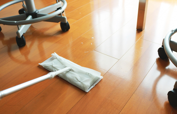 業者に依頼しないと企業の従業員が仕事の手を止め掃除を行わなければならなくなります。また、掃除用具の管理にも時間と人員を割く必要があるかもしれません。